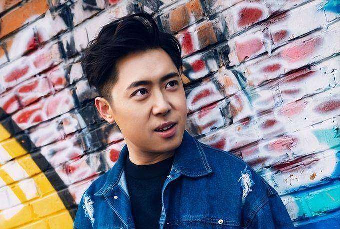 喜剧明星肖旭形象变化!13年感情6年感情问题真相令人深思