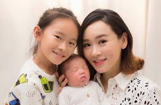 从撒谎传闻到单亲妈妈:香港女星熬夜直播