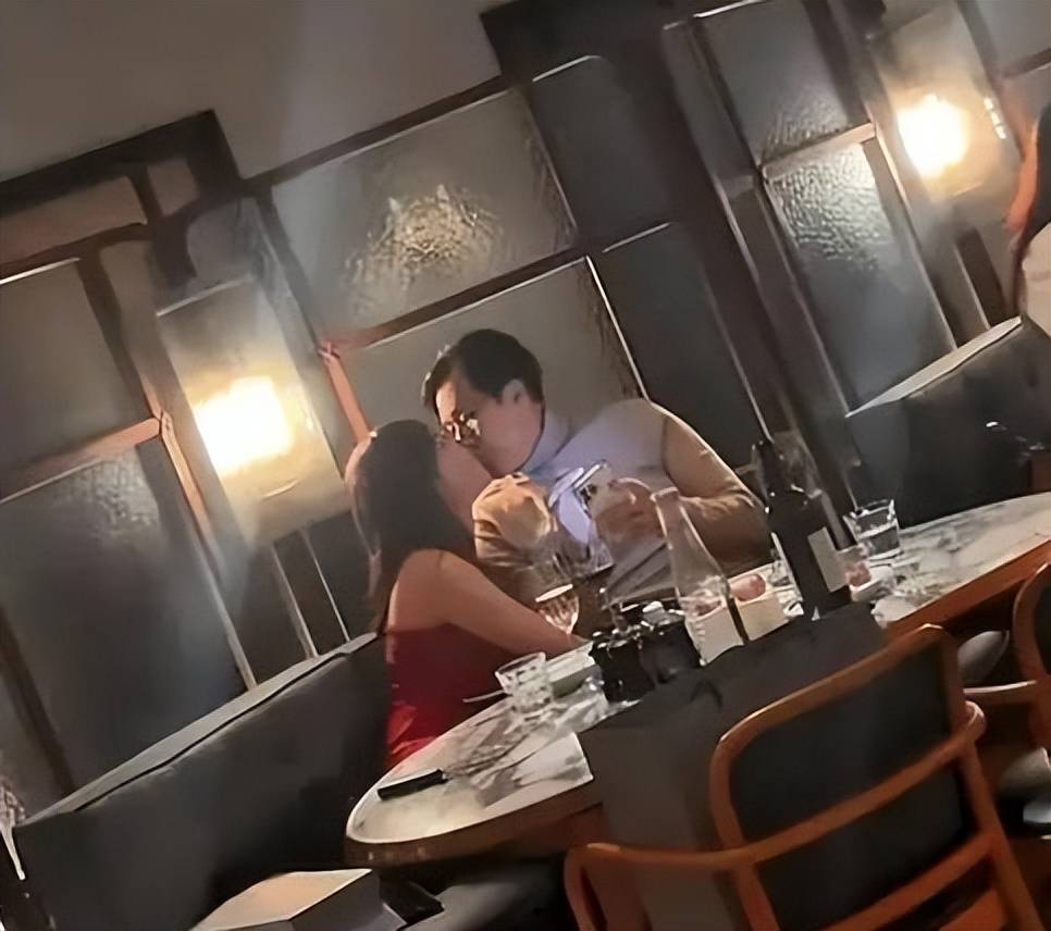 67岁港商与网红婚外情9年,5年4胎原配不知