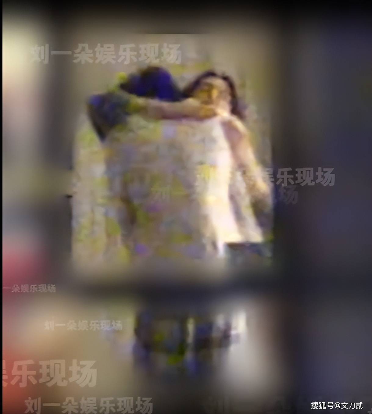 周也卧室与男友互动被拍!身份曝光引发热议