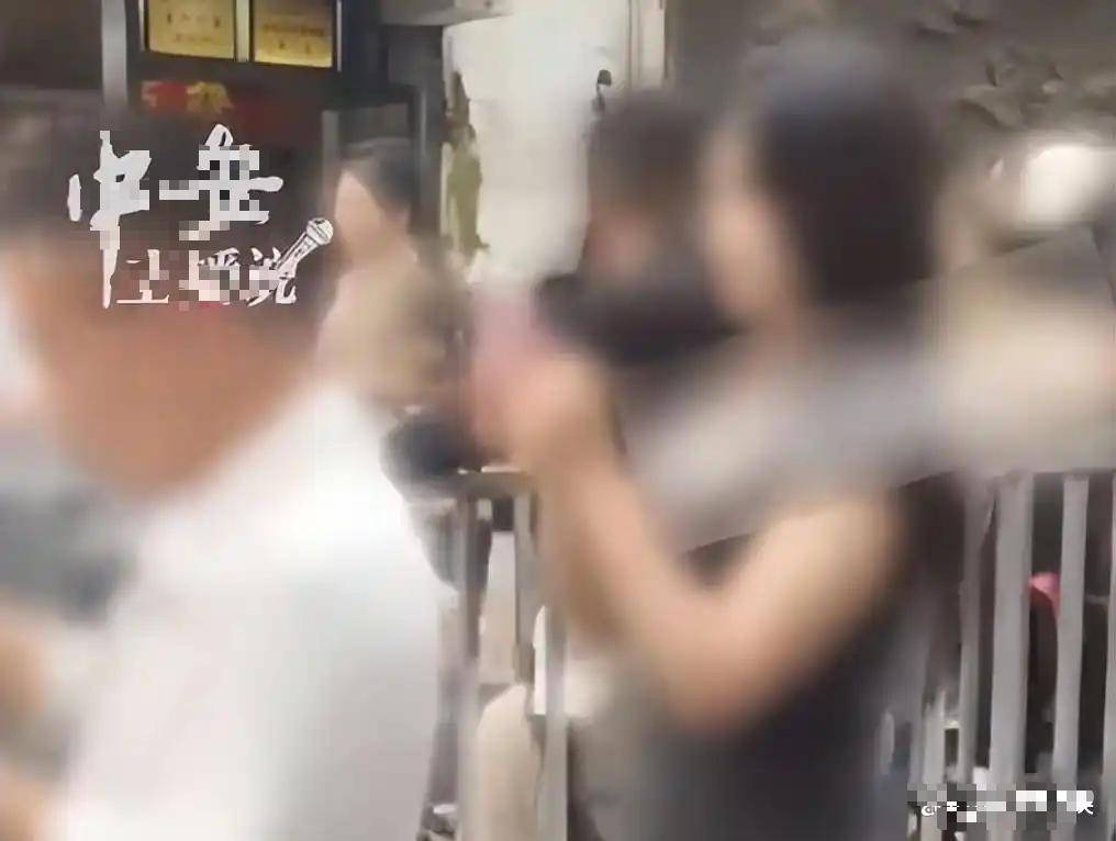 湖南两女子铁笼游街,多名相关人员结局大快人心