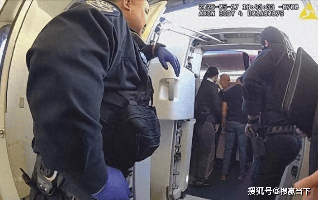 年长乘客大闹航班致改降 同行家属怒怼服务差