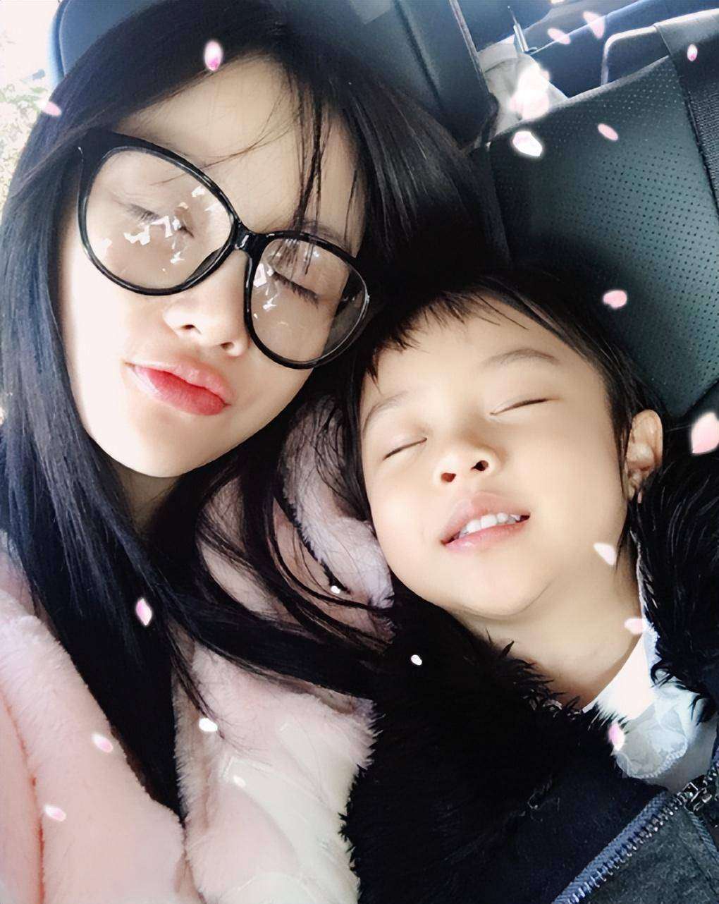 一位母亲素颜带娃逛超市,从演员到妈妈的转变