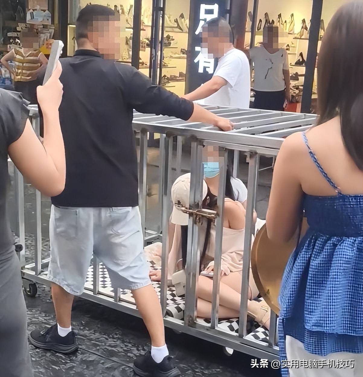 湖南铁笼事件:路人误认不当行为,8人依法处理