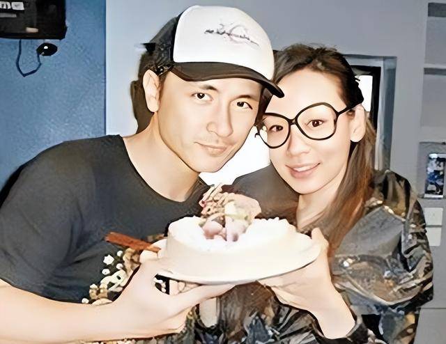 从撒谎传闻到单亲妈妈:香港女星熬夜直播