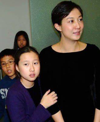 吴绮莉曝成龙拒认女儿真相:无人要求亲子鉴定