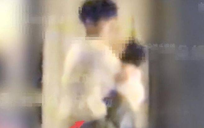 娱乐再曝不拉窗帘名场面,自然反应明显